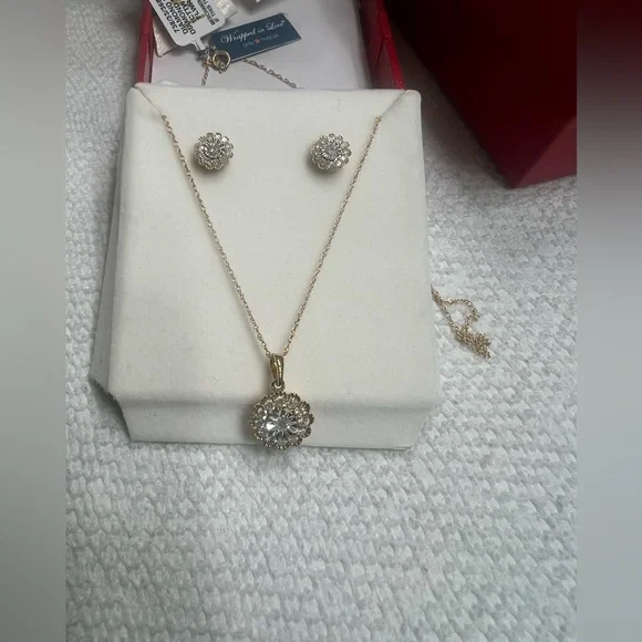 MACY’S 2-PC 1CT DIAMOND SET CLUSTER PENDANT NECKLACE & STUDS - Picture 5 of 17